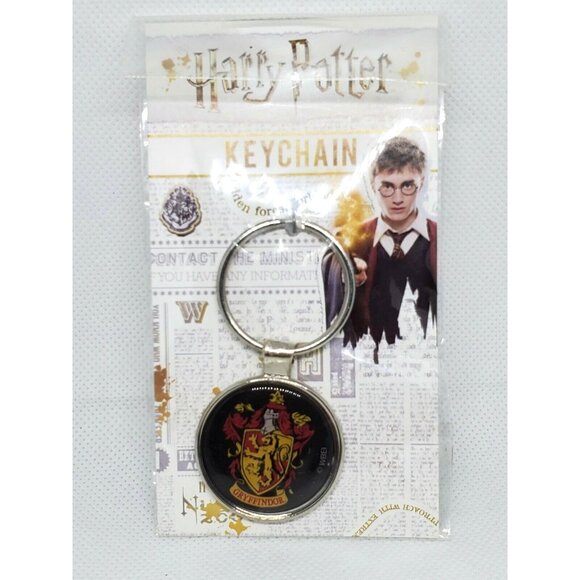 Gryffindor Crest Wizarding World WBEI Warner Brothers Key Chain - Picture 1 of 7